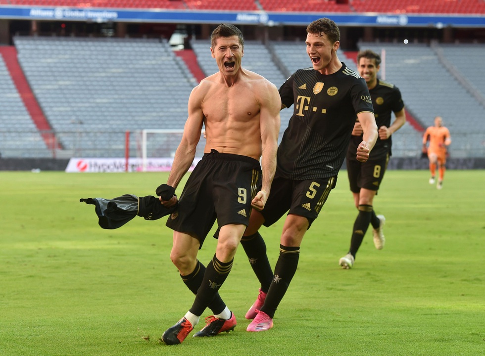 Ghi bàn phút 90, Lewandowski đi vào lịch sử trong ngày nâng đĩa bạc Bundesliga - Ảnh 6. Ghi bàn phút 90, Lewandowski đi vào lịch sử trong ngày nâng đĩa bạc Bundesliga - Ảnh 6.