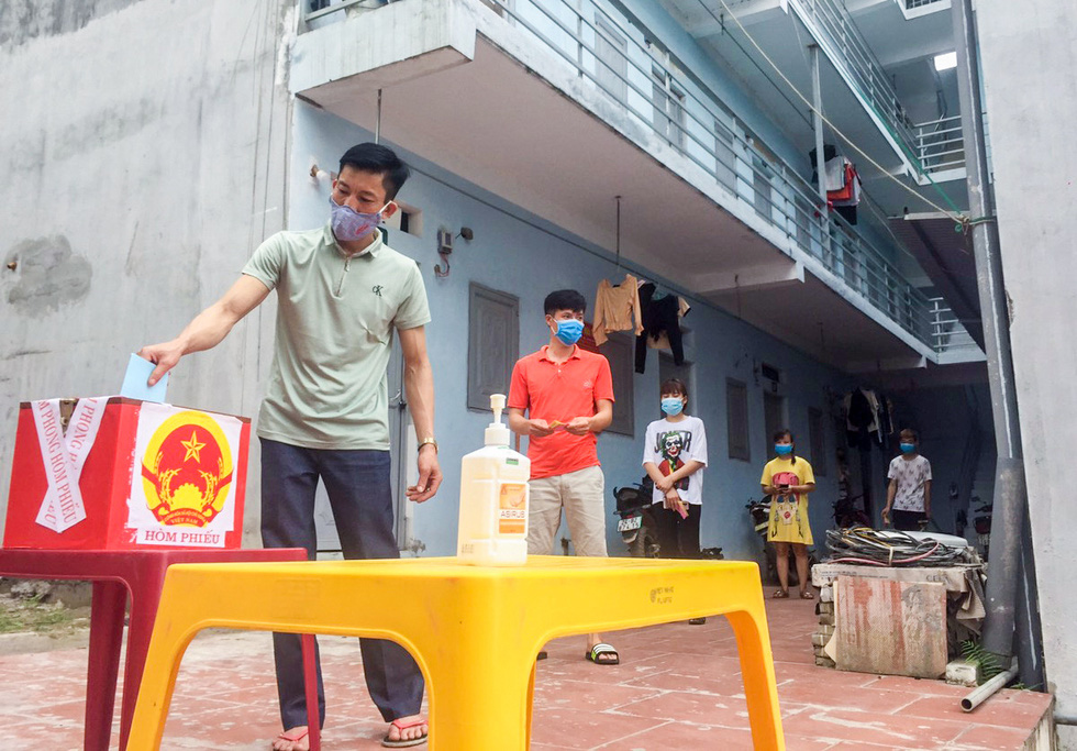 Tâm dịch Bắc Giang: Tổ bầu cử đạp xe chở hòm phiếu đến tận nhà để dân bầu cử
