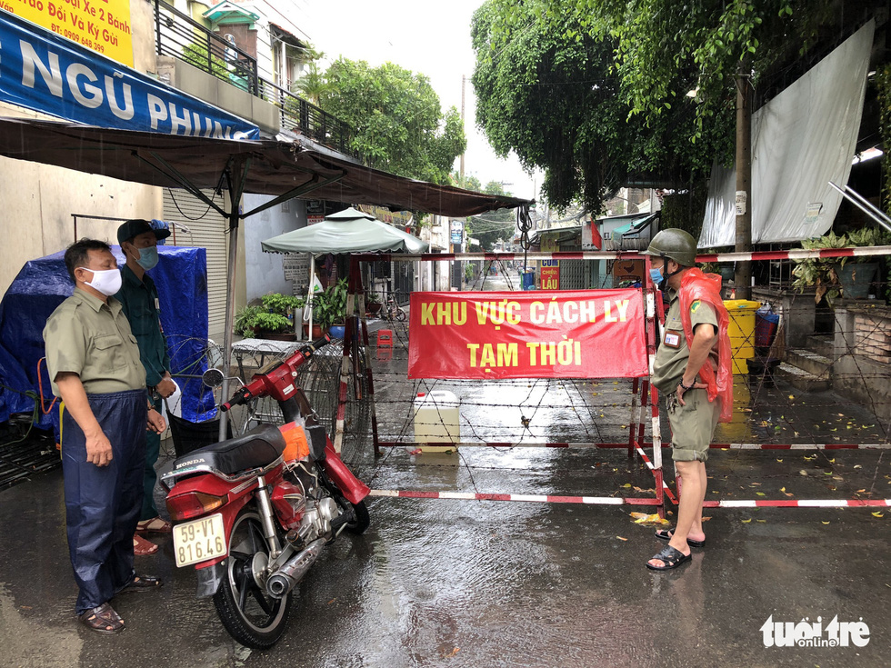 Dầm mưa khoanh vùng, truy vết người liên quan ca COVID-19 ở TP.HCM - Ảnh 7.