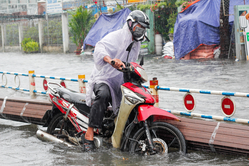 Mưa như trút suốt buổi sáng, dân Sài Gòn bì bõm dắt xe chết máy qua điểm ngập - Ảnh 5.