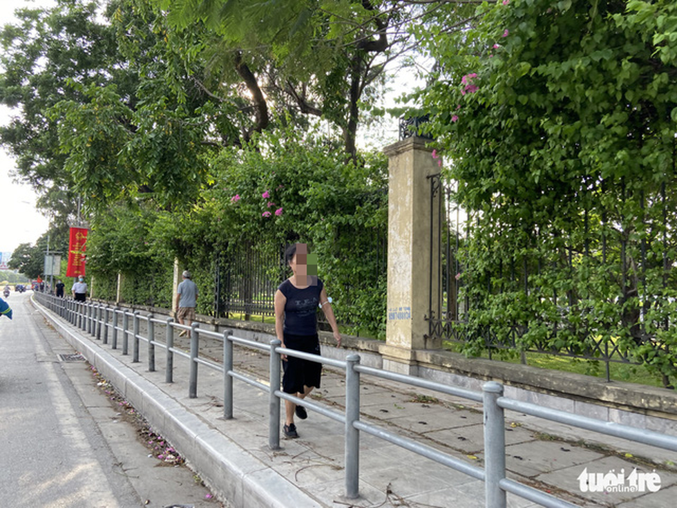 Cấm thể thao ngoài trời hơn 20 ngày trước, người dân vẫn ra công viên, vườn hoa - Ảnh 3.