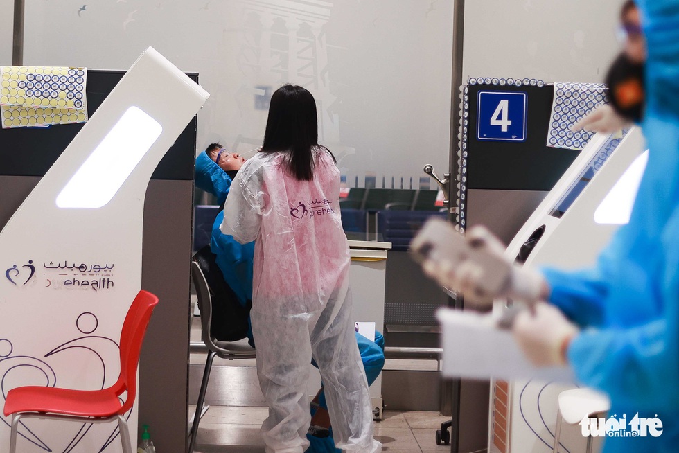 Kiều bào chào đón đội tuyển Việt Nam tại sân bay Dubai - Ảnh 1. Kiều bào chào đón đội tuyển Việt Nam tại sân bay Dubai - Ảnh 1.