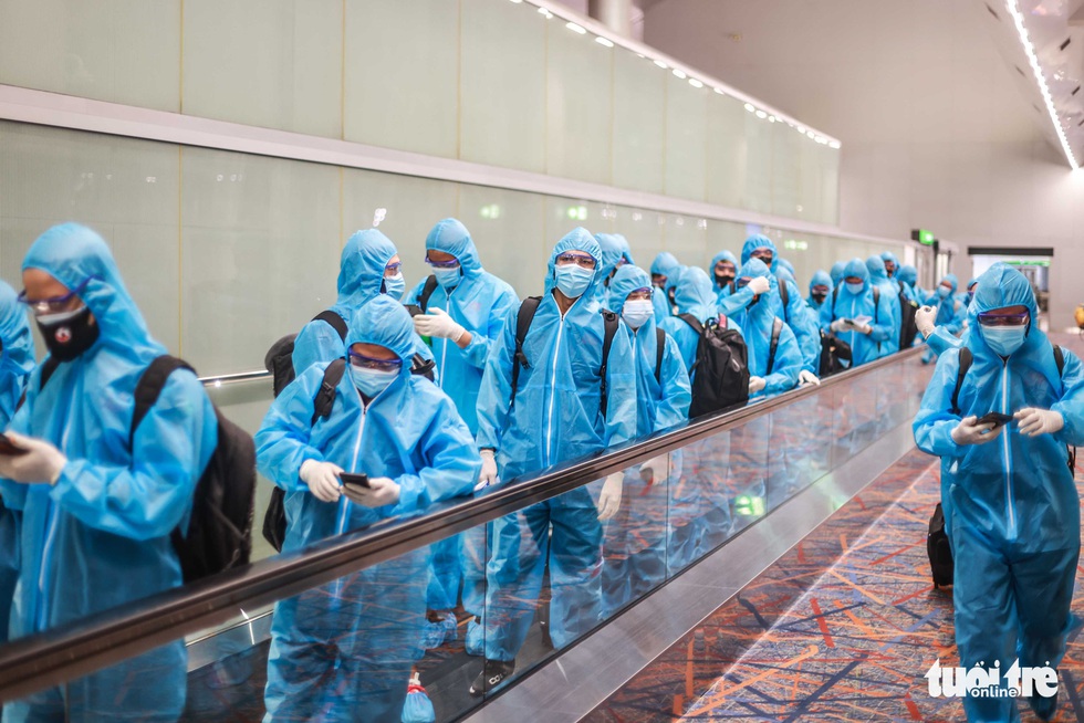 Kiều bào chào đón đội tuyển Việt Nam tại sân bay Dubai - Ảnh 2. Kiều bào chào đón đội tuyển Việt Nam tại sân bay Dubai - Ảnh 2.