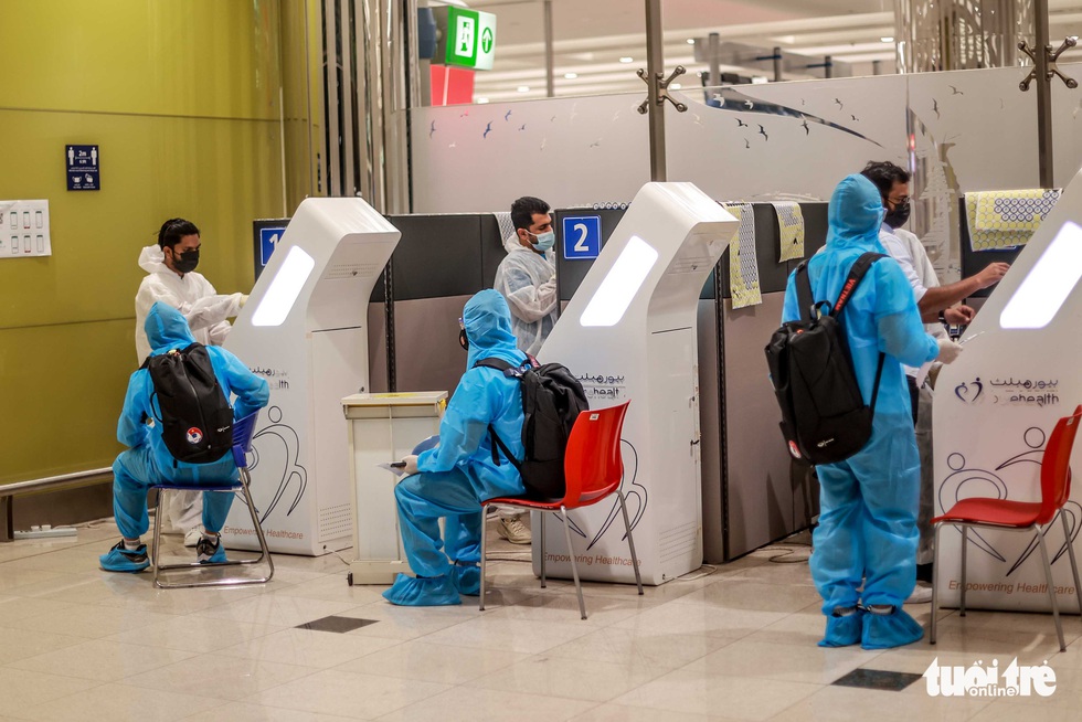 Kiều bào chào đón đội tuyển Việt Nam tại sân bay Dubai - Ảnh 3. Kiều bào chào đón đội tuyển Việt Nam tại sân bay Dubai - Ảnh 3.