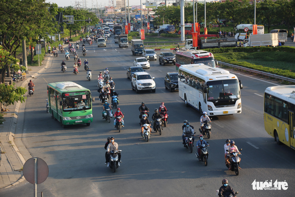 Người dân đi đâu hết, cửa ngõ TP.HCM thông thoáng sau kỳ nghỉ lễ - Ảnh 2.