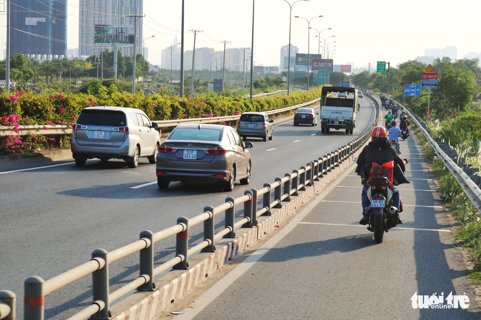 Người dân đi đâu hết, cửa ngõ TP.HCM thông thoáng sau kỳ nghỉ lễ - Ảnh 5.