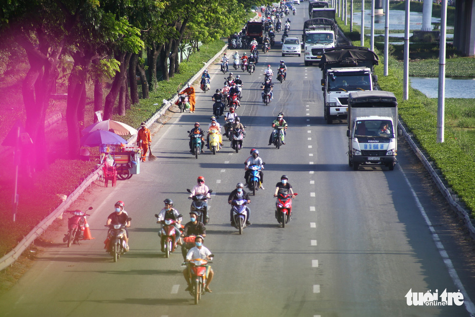 Người dân đi đâu hết, cửa ngõ TP.HCM thông thoáng sau kỳ nghỉ lễ - Ảnh 4.