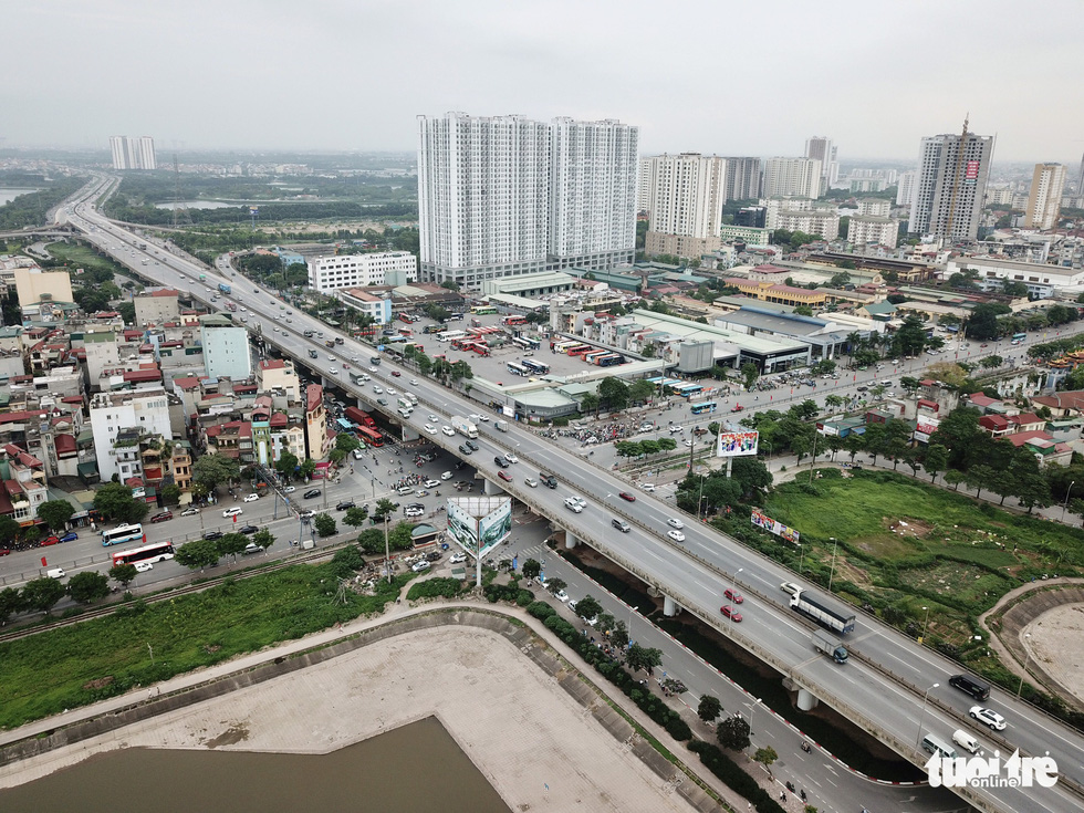 Ngày nghỉ lễ cuối cùng, cửa ngõ Hà Nội vắng hơn cả ngày thường - Ảnh 3.