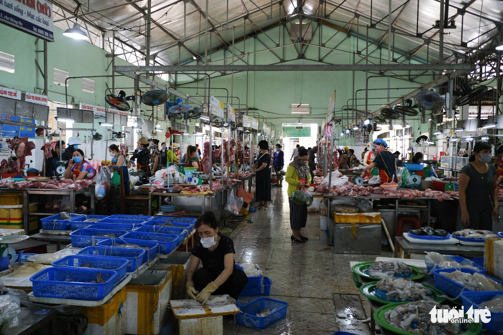 Chợ Đà Nẵng thưa vắng khách trong ngày đầu thu phiếu đi chợ - Ảnh 8.