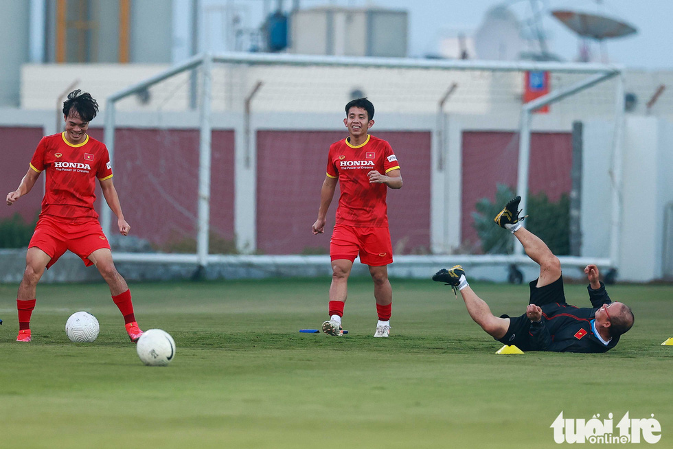 HLV Park Hang Seo ngã sóng soài khi chơi “đá ma” cùng Văn Toàn, Văn Thanh - Ảnh 1.