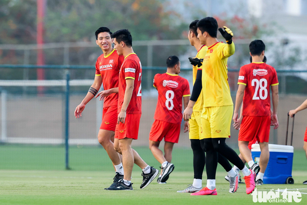 HLV Park Hang Seo ngã sóng soài khi chơi “đá ma” cùng Văn Toàn, Văn Thanh - Ảnh 5.