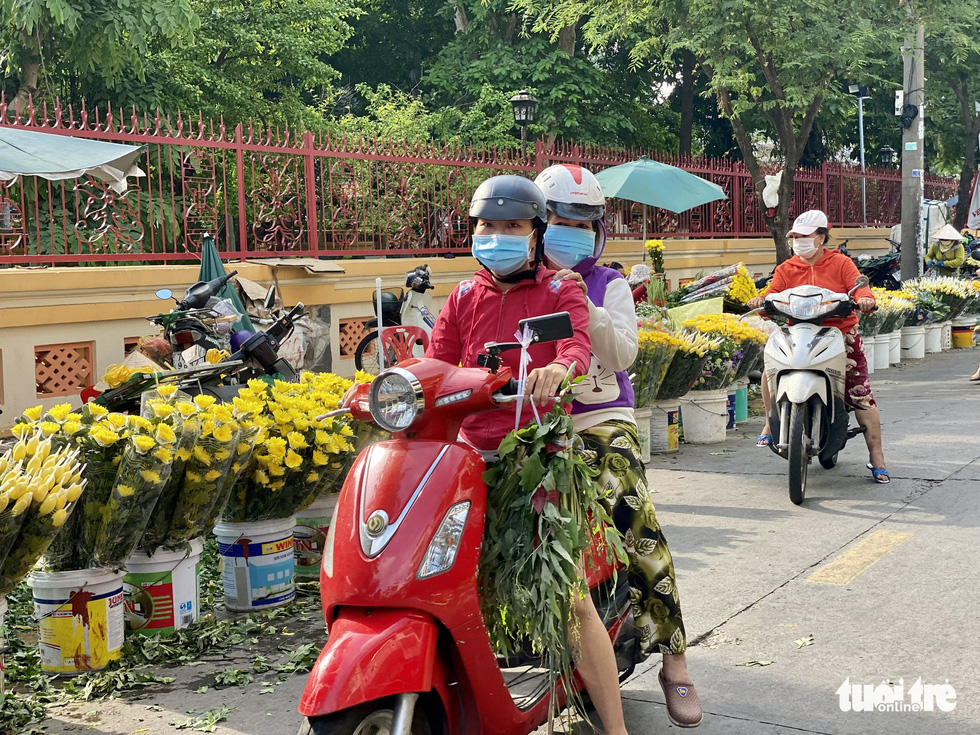 Giá hoa tăng gấp đôi trong ngày Tết Đoan Ngọ ở Sài Gòn - Ảnh 3.