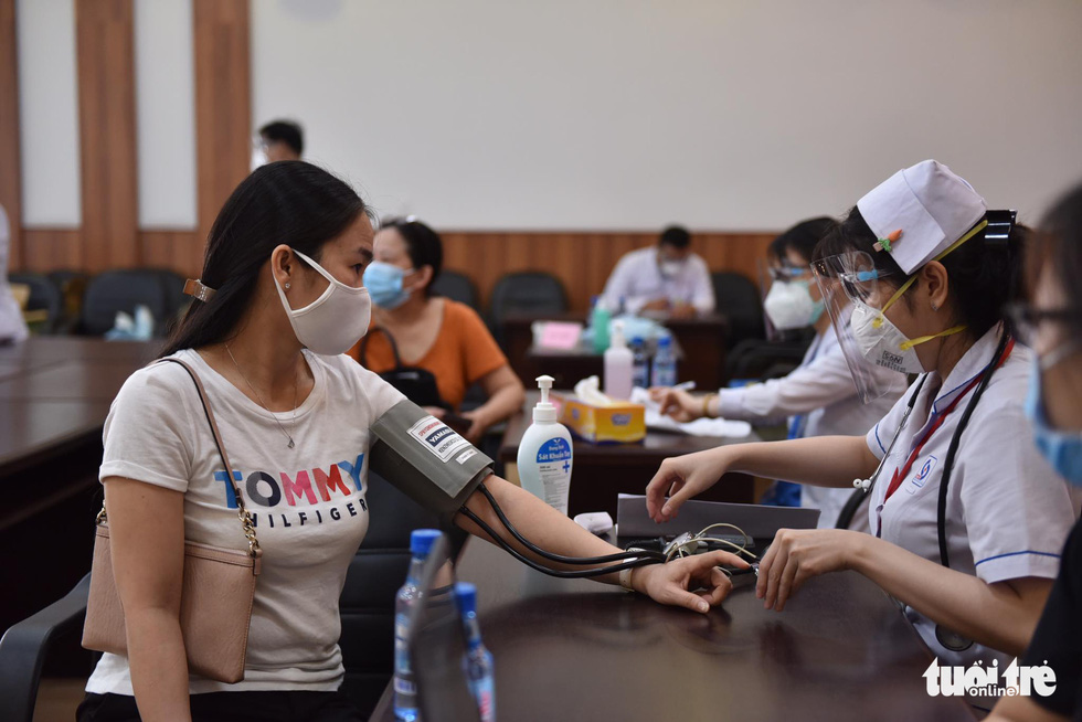 Hàng ngàn công nhân TP.HCM tiêm vắc xin COVID-19 trong ngày chủ nhật - Ảnh 6.