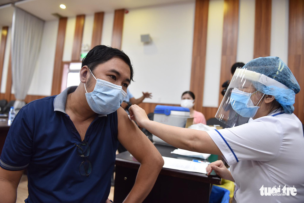 Hàng ngàn công nhân TP.HCM tiêm vắc xin COVID-19 trong ngày chủ nhật - Ảnh 1.