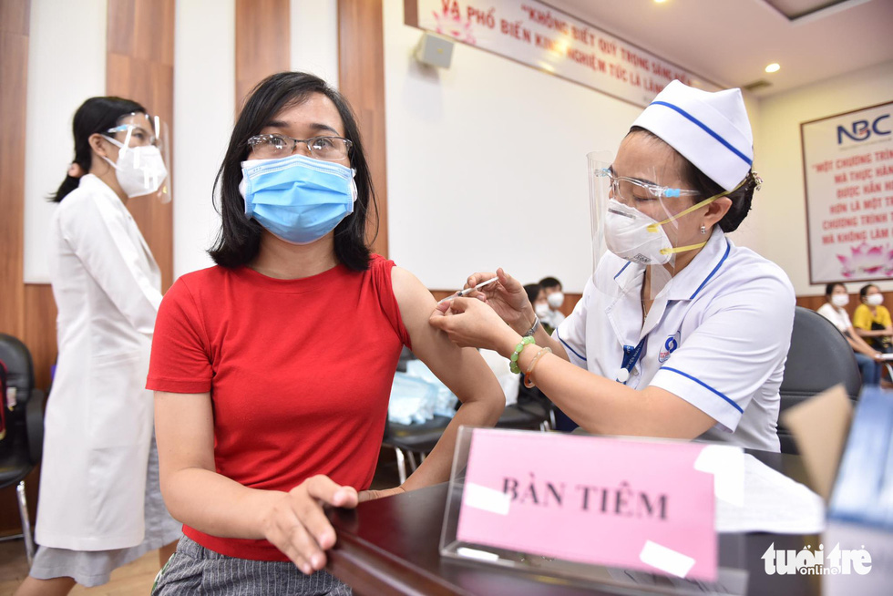 Hàng ngàn công nhân TP.HCM tiêm vắc xin COVID-19 trong ngày chủ nhật - Ảnh 7.