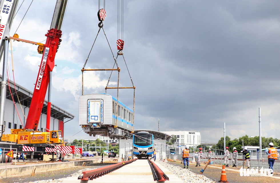 Đẩy nhanh lắp đặt đoàn tàu số 4 (tuyến metro 1) tại depot Long Bình vì trời trở mưa - Ảnh 1.