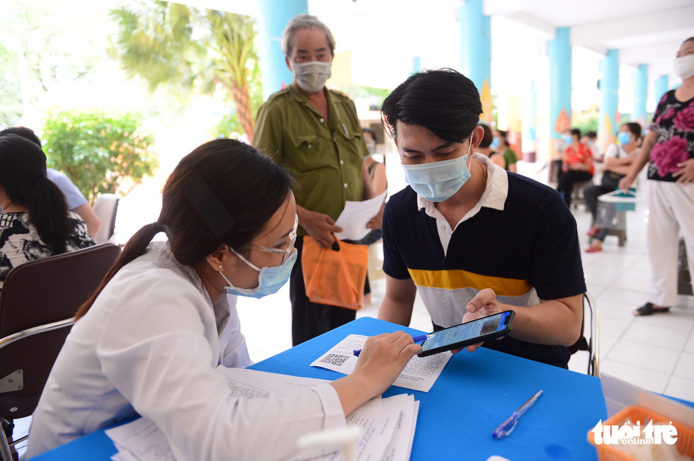 Người dân TP.HCM đi tiêm vắc xin ngừa COVID-19 - Ảnh 4.