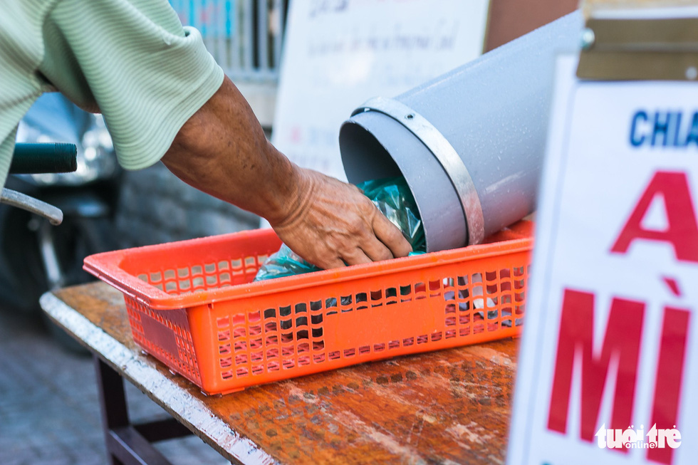 ATM lướt ống hỗ trợ người nghèo - Ảnh 5.