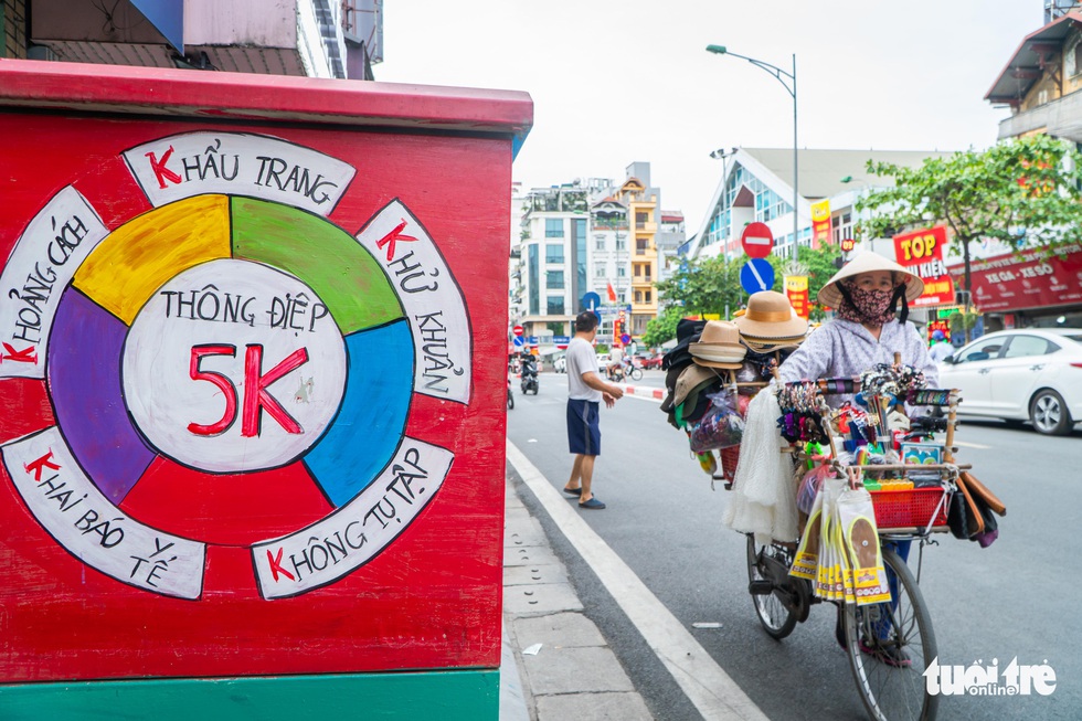 Bốt điện trên phố biến thành tranh cổ động cổ vũ y bác sĩ chống dịch COVID-19 - Ảnh 7.