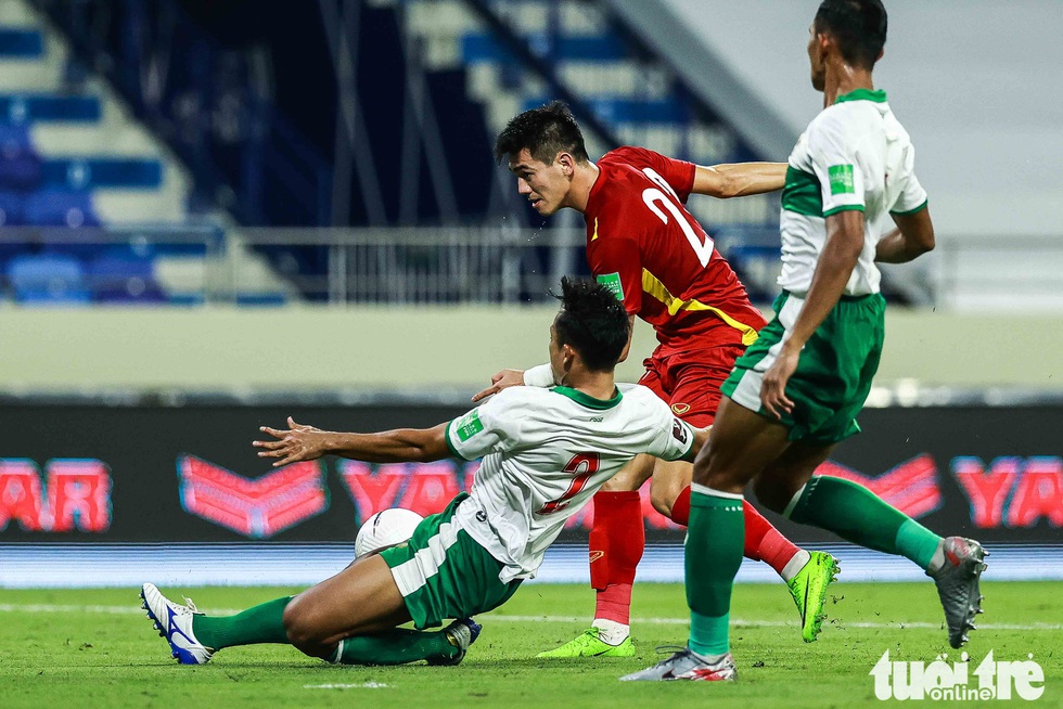 Hình ảnh khoảnh khắc quyết định trận đấu giữa Việt Nam và Indonesia - Ảnh 1. Hình ảnh khoảnh khắc quyết định trận đấu giữa Việt Nam và Indonesia - Ảnh 1.
