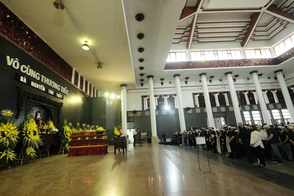Gia đình, bạn bè đưa tiễn hoa hậu Nguyễn Thu Thủy - Ảnh 6. Gia đình, bạn bè đưa tiễn hoa hậu Nguyễn Thu Thủy - Ảnh 6.