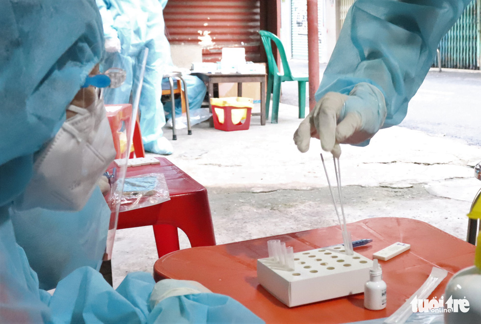 Xét nghiệm nhanh tại nhà ở phường 19, Bình Thạnh, phát hiện một số ca nghi nhiễm COVID-19 - Ảnh 3.