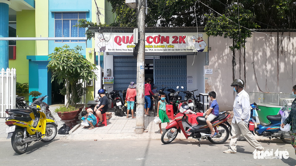 Ấm lòng với ATM gạo, quán cơm 2.000 đồng cho người nghèo ở An Giang - Ảnh 5.