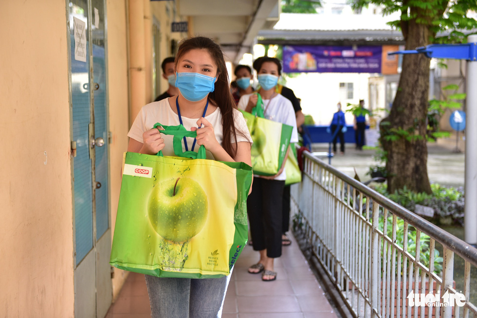 Sinh viên Lào, Campuchia và công nhân vui với những giỏ quà nghĩa tình mùa dịch - Ảnh 1.