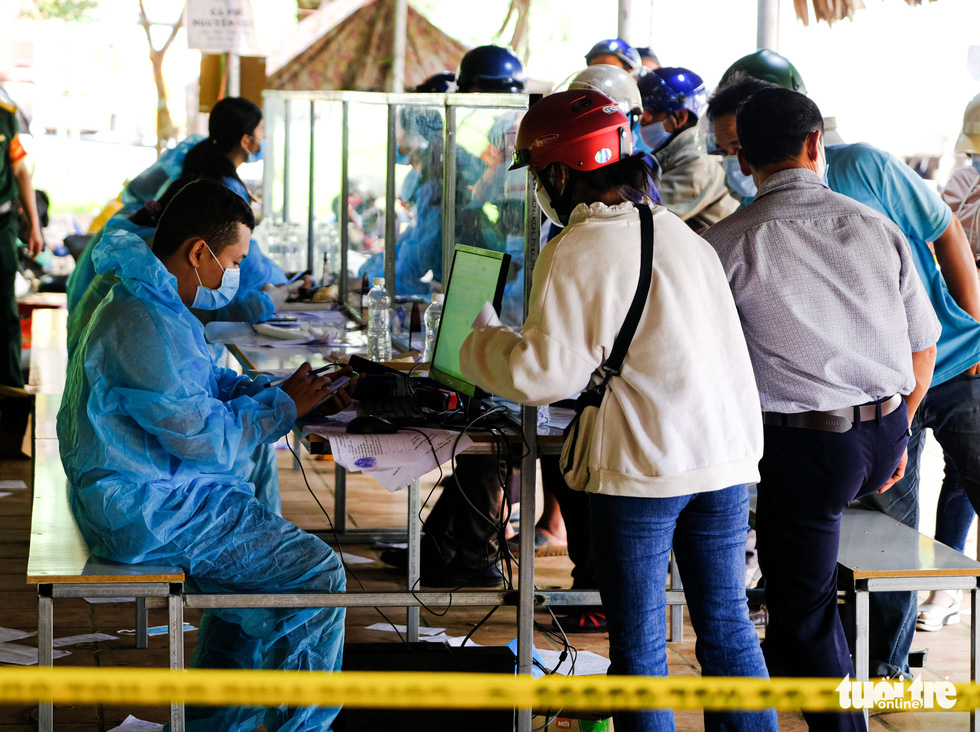 Căng mình, chạy hết tốc lực giải tỏa hàng ngàn xe ùn ứ ở cửa ngõ Lâm Đồng - Ảnh 11.