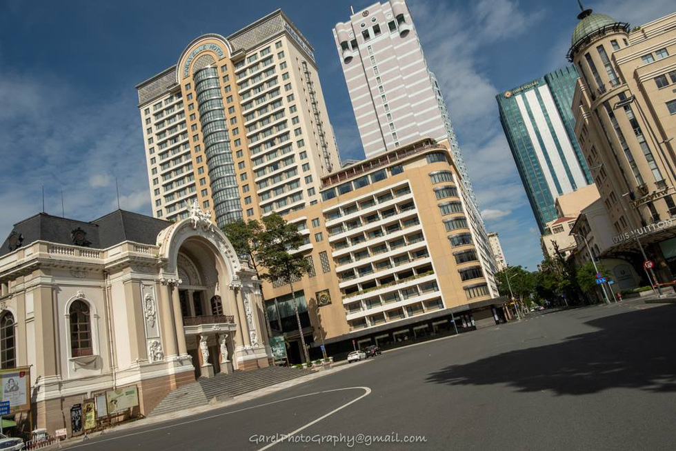 Saigon is "strangely beautiful" in the days of separation in the photo series of photographer Alexandre Garel - Photo 2.