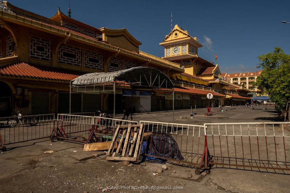 Saigon is "strangely beautiful" in the days of separation in the photo series of photographer Alexandre Garel - Photo 5.