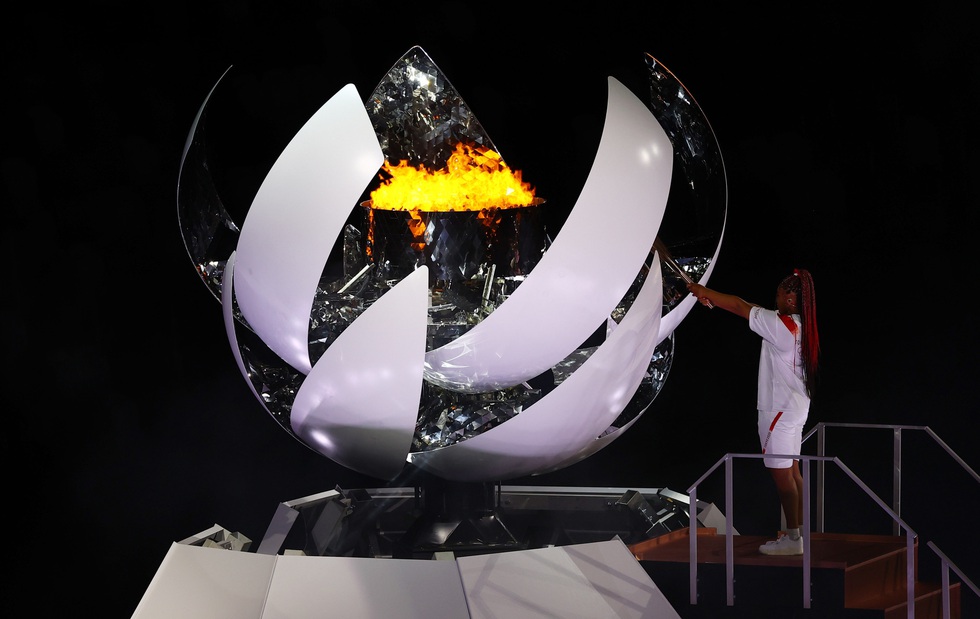 Đài lửa đã được thắp sáng, Olympic 2020 chính thức khai mạc - Ảnh 2. Đài lửa đã được thắp sáng, Olympic 2020 chính thức khai mạc - Ảnh 2.