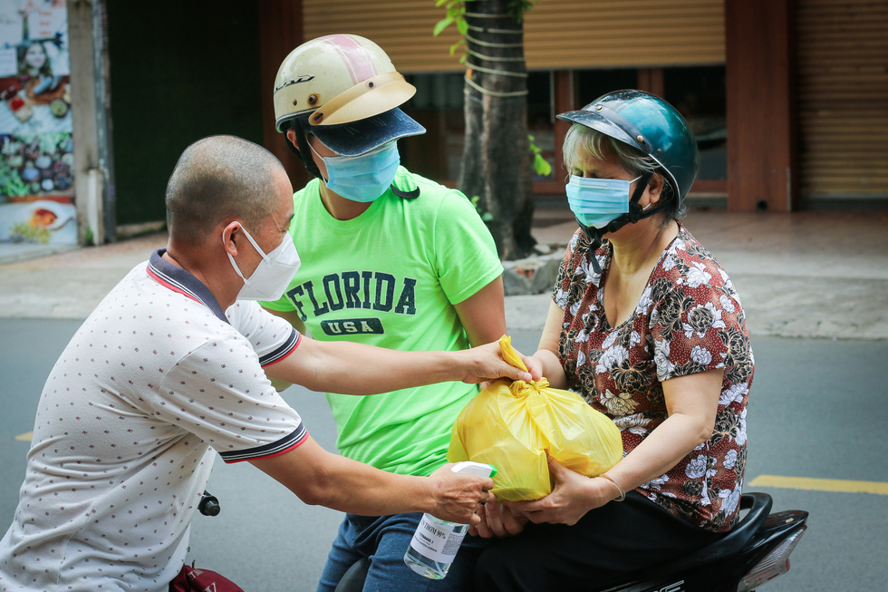 Phần ăn nóng hổi trao tặng người khuyết tật - Ảnh 2.