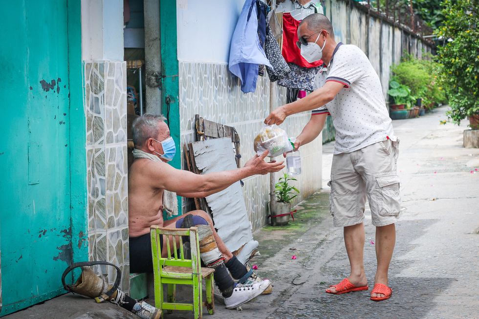 Phần ăn nóng hổi trao tặng người khuyết tật - Ảnh 6.