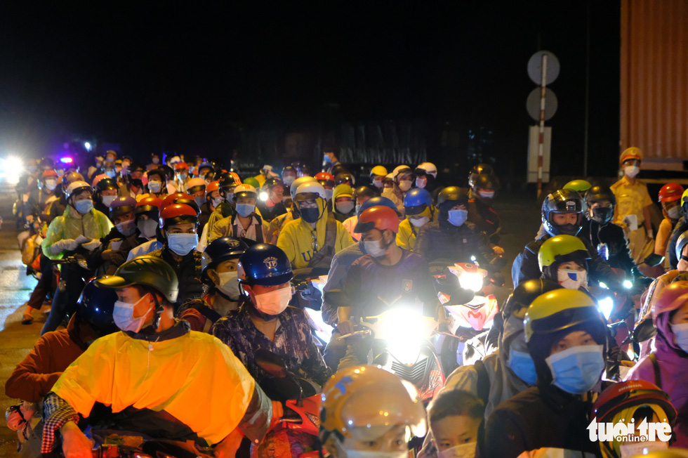 Hàng ngàn người đổ về Tây Nguyên xuyên đêm, kéo dài cả 1km - Ảnh 6.