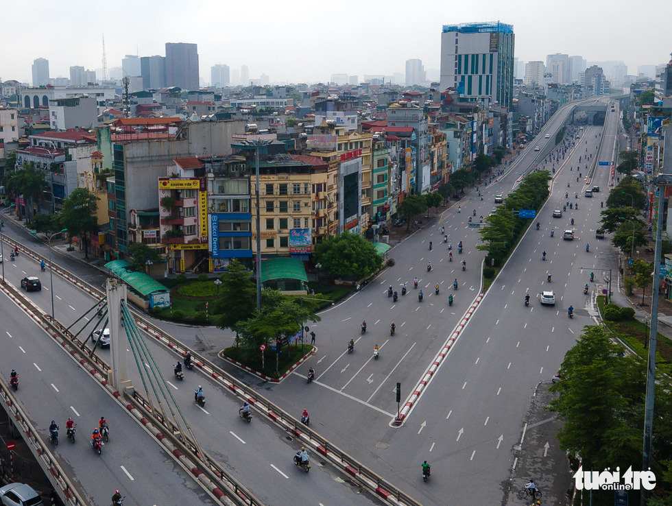 Nhìn từ trên cao, Hà Nội vắng vẻ vì giãn cách xã hội - Ảnh 10.