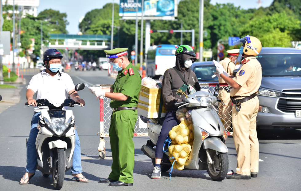 TP.HCM: Sáng nay, người dân vẫn ra đường đông, một chốt lập hơn 10 biên bản trong 1 tiếng - Ảnh 6.