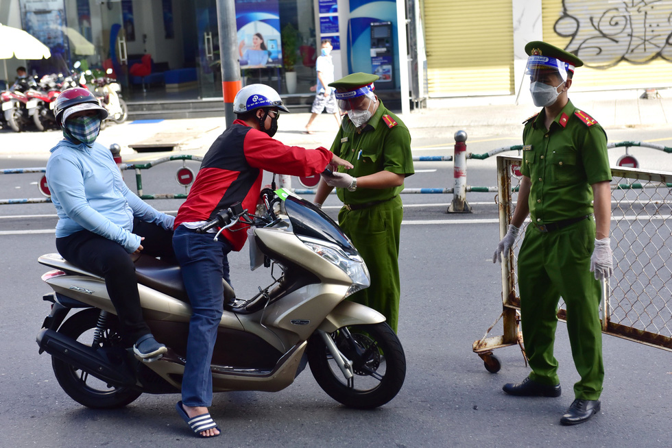 TP.HCM: Sáng nay, người dân vẫn ra đường đông, một chốt lập hơn 10 biên bản trong 1 tiếng - Ảnh 11.