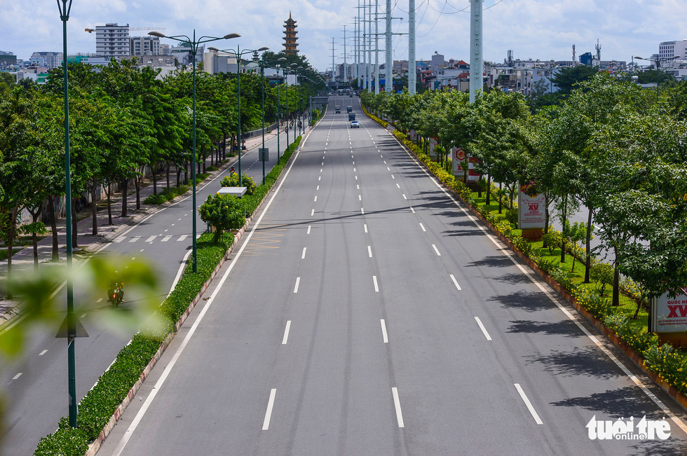 TP.HCM: Đường phố thưa vắng để ngày tấp nập trở lại sớm hơn - Ảnh 8.