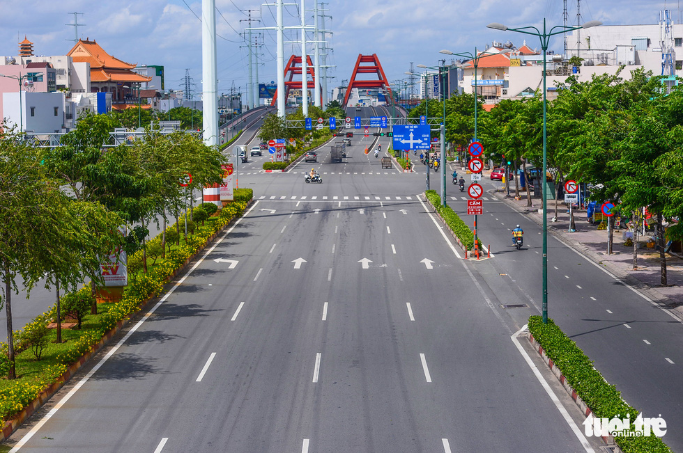 TP.HCM: Đường phố thưa vắng để ngày tấp nập trở lại sớm hơn - Ảnh 9.