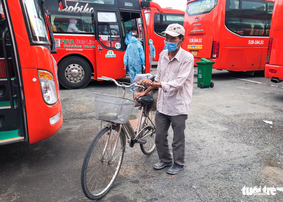 Những chuyến xe màu lửa đưa dân rời điểm nóng Sài Gòn - Ảnh 3.