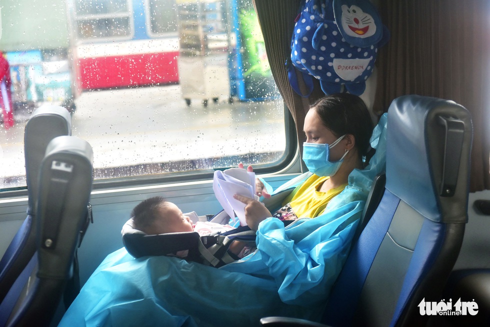 Tạm biệt TP.HCM về quê nhà tránh dịch, nhiều người dân bước lên tàu mà nước mắt cứ rơi - Ảnh 8. Tạm biệt TP.HCM về quê nhà tránh dịch, nhiều người dân bước lên tàu mà nước mắt cứ rơi - Ảnh 8.