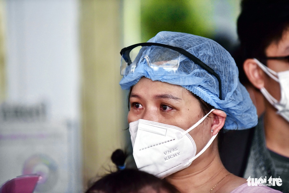 Tạm biệt TP.HCM về quê nhà tránh dịch, nhiều người dân bước lên tàu mà nước mắt cứ rơi - Ảnh 2. Tạm biệt TP.HCM về quê nhà tránh dịch, nhiều người dân bước lên tàu mà nước mắt cứ rơi - Ảnh 2.