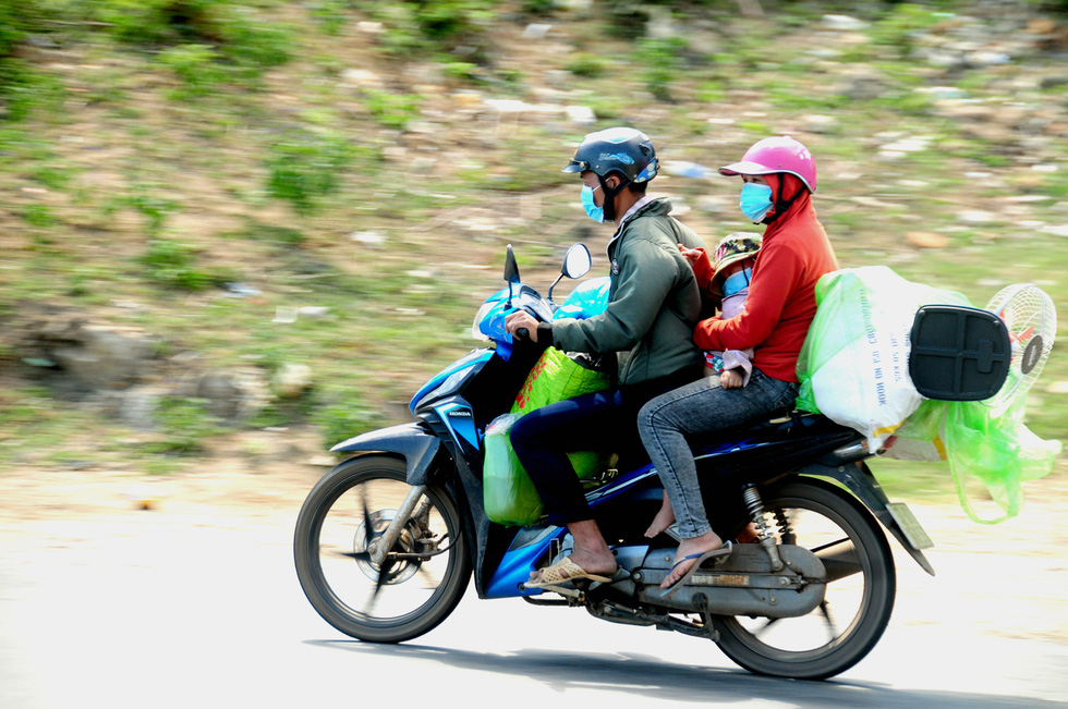 Cả ngàn người vạ vật tìm đường về nhà đang kẹt cứng giữa địa phận Đà Nẵng và Huế - Ảnh 1.