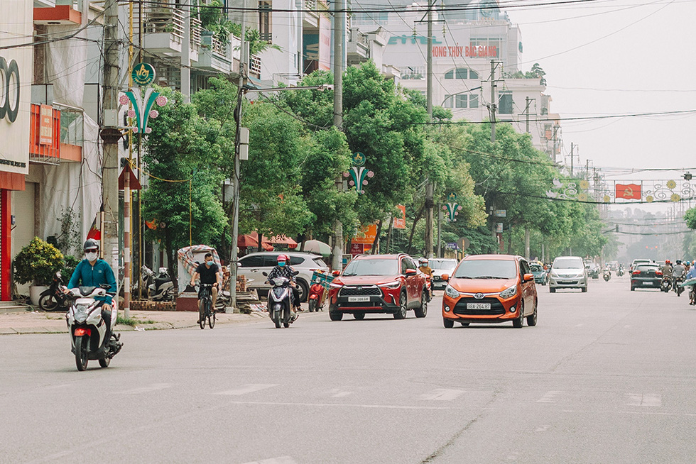 Bắc Giang nhộn nhịp trong ngày đầu tiên trở lại bình thường mới - Ảnh 2.