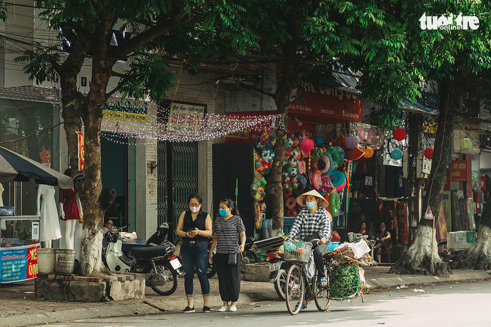 Bắc Giang nhộn nhịp trong ngày đầu tiên trở lại bình thường mới - Ảnh 4.