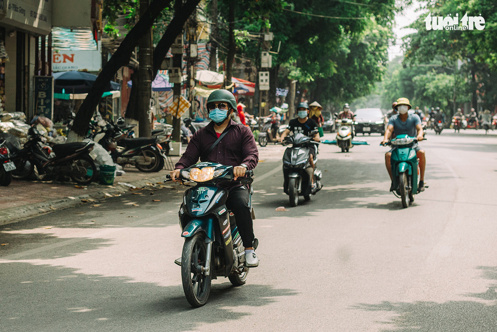 Bắc Giang nhộn nhịp trong ngày đầu tiên trở lại bình thường mới - Ảnh 1.