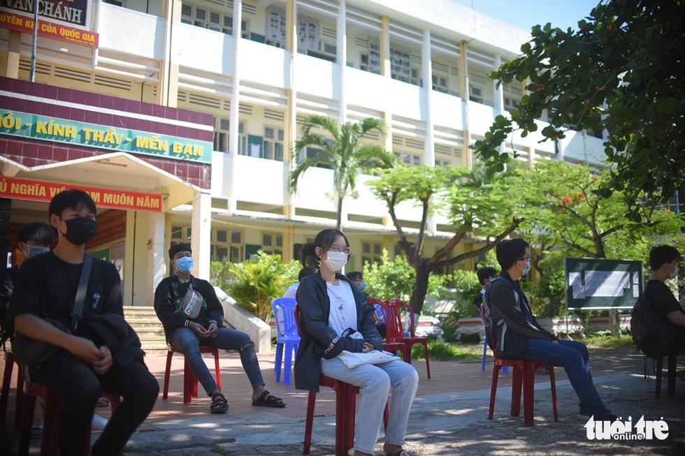 Thí sinh vui vẻ tự tin đi xét nghiệm COVID-19 để dự thi tốt nghiệp THPT - Ảnh 8. Thí sinh vui vẻ tự tin đi xét nghiệm COVID-19 để dự thi tốt nghiệp THPT - Ảnh 8.
