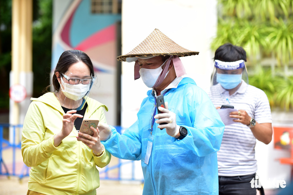 Con gái theo cha đi chống dịch - Ảnh 4.