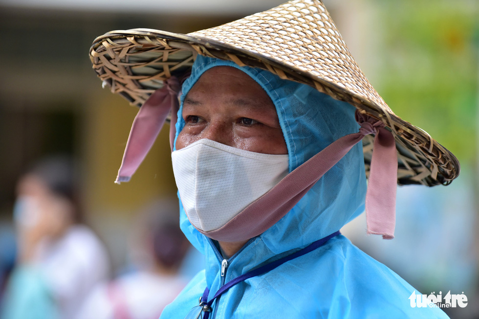 Con gái theo cha đi chống dịch - Ảnh 8.